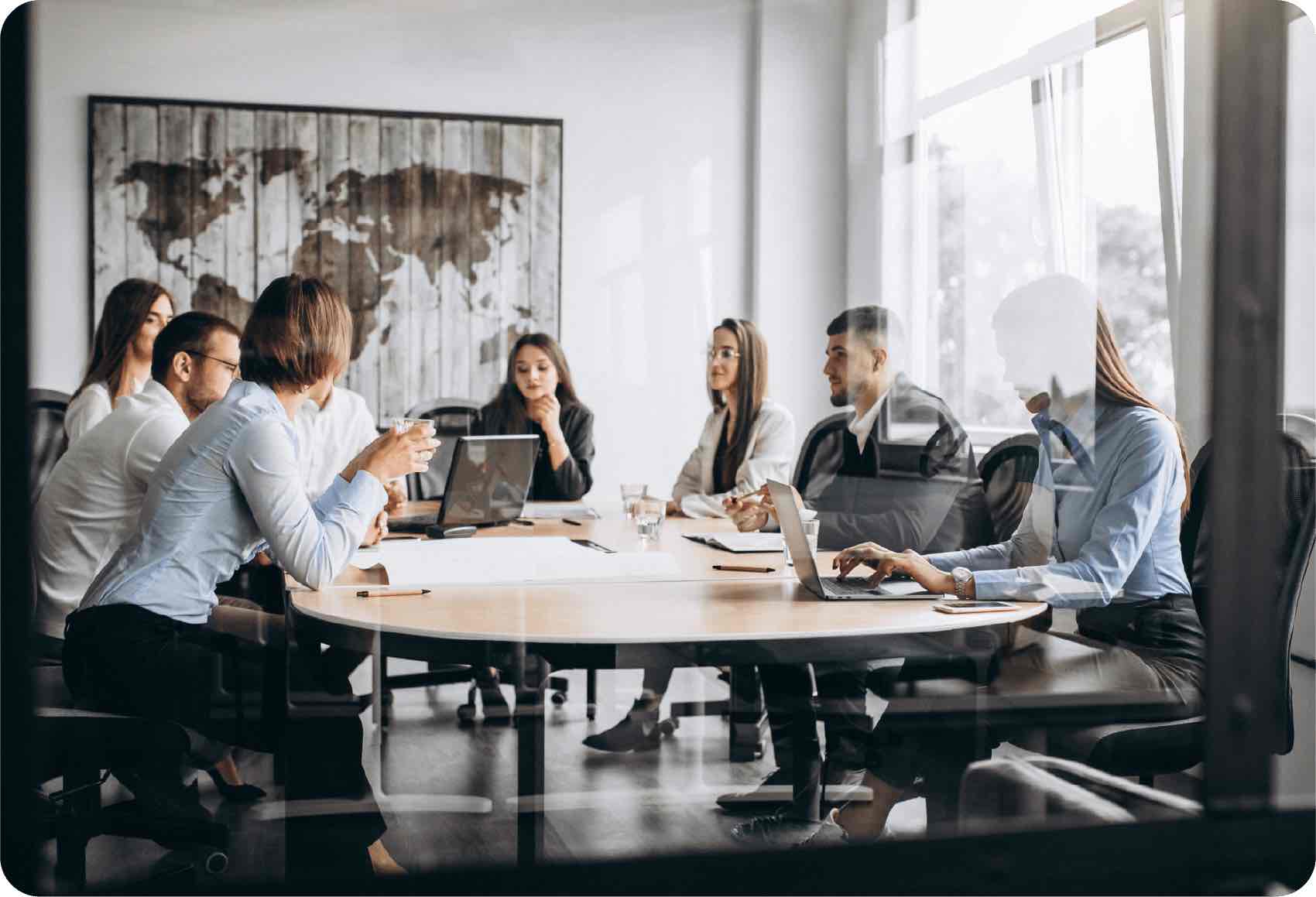 Varios empleados tienen una reunión