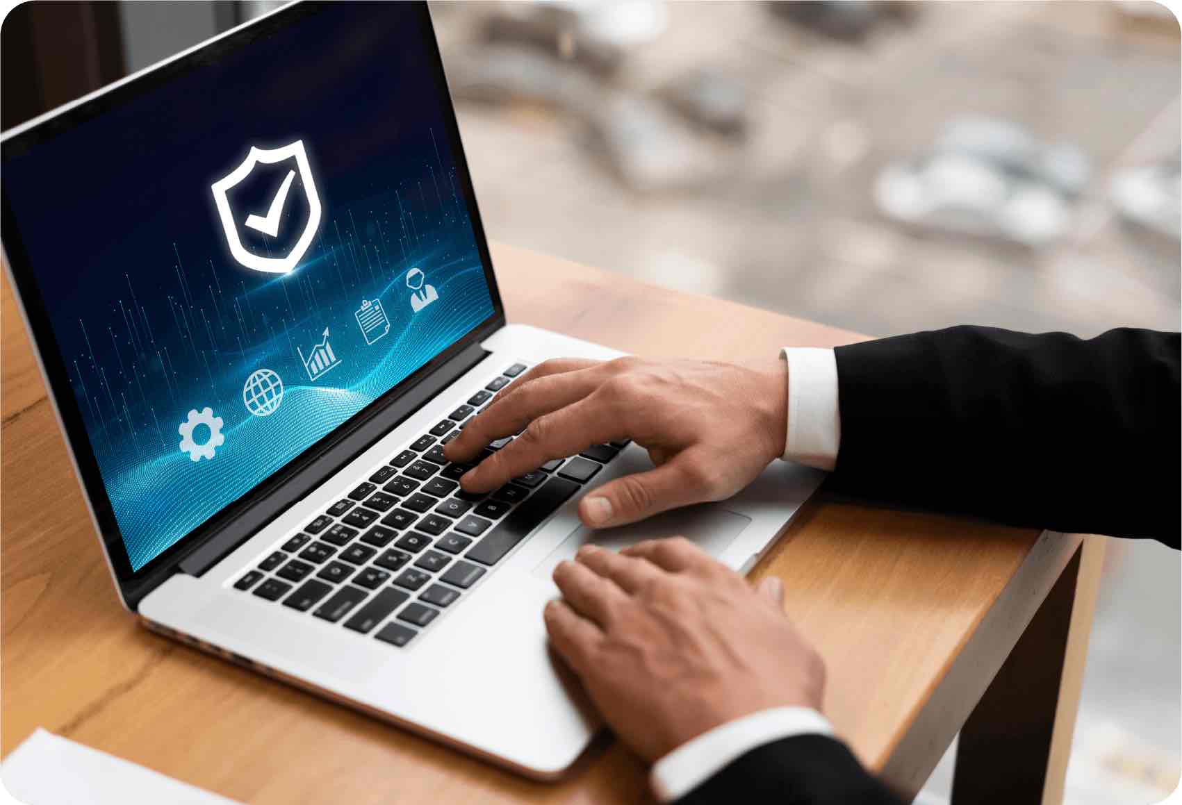 Persona mira en su portátil sobre protección de datos