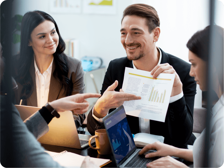 Varios empleados revisan unos gráficos