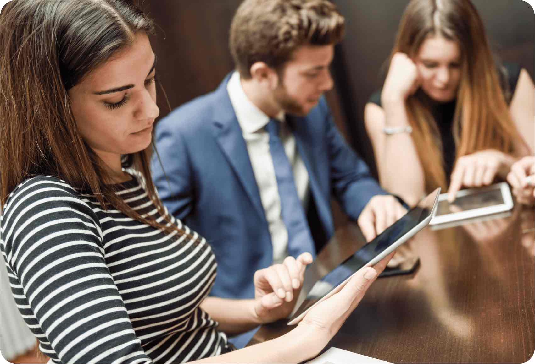 Varias personas revisando sus tablets