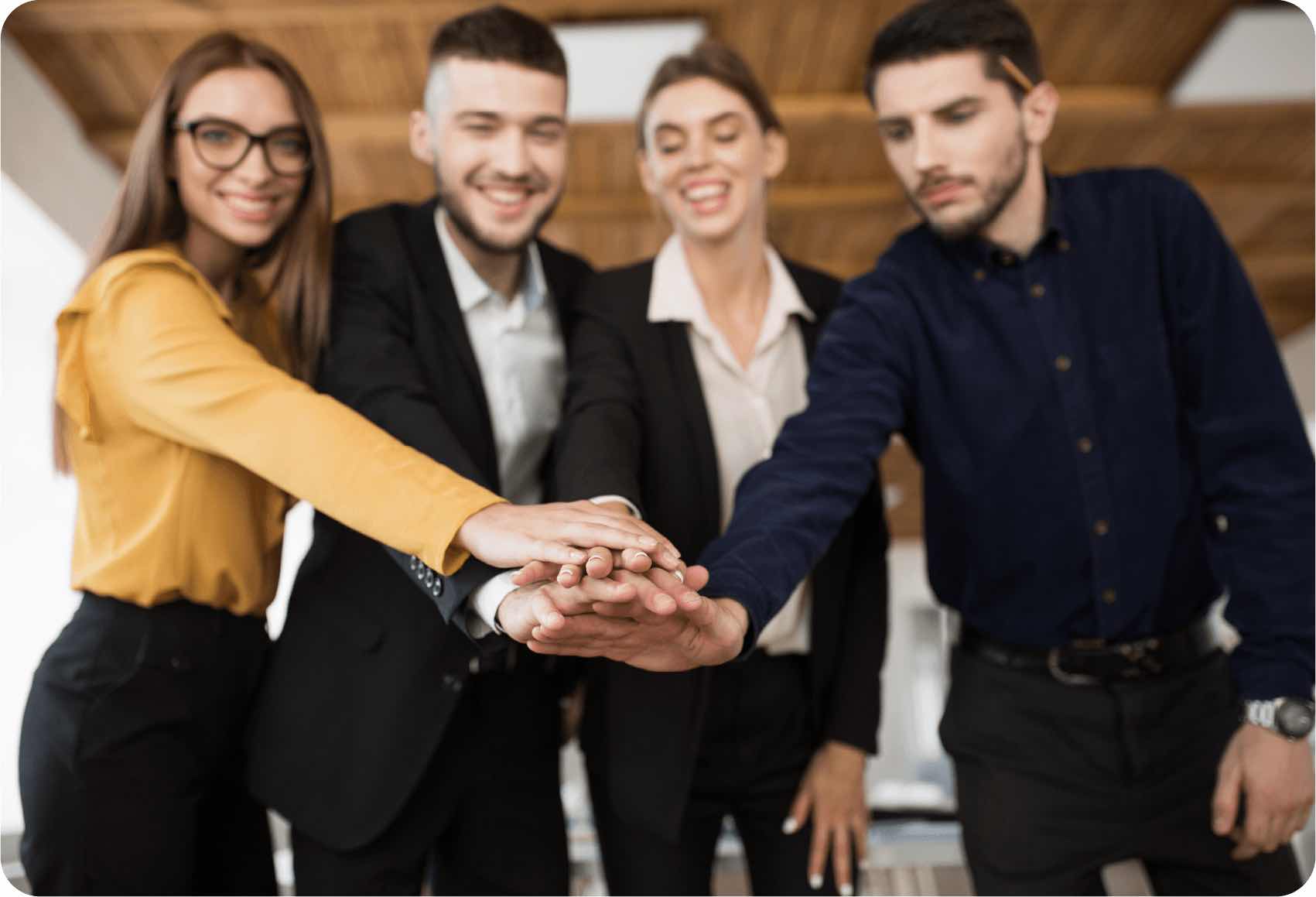 Empleados unen sus manos como un equipo